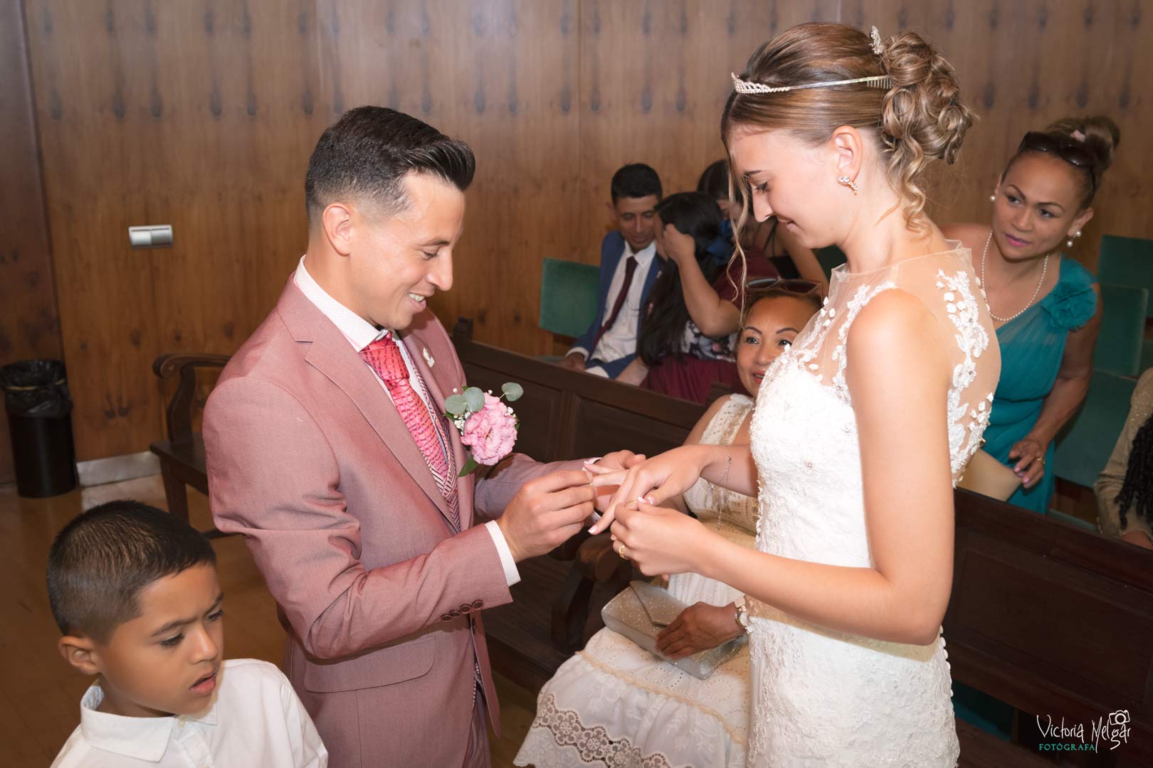 Layla y Lorenzo Boda victoria melgar reportajes de boda en Valladolid