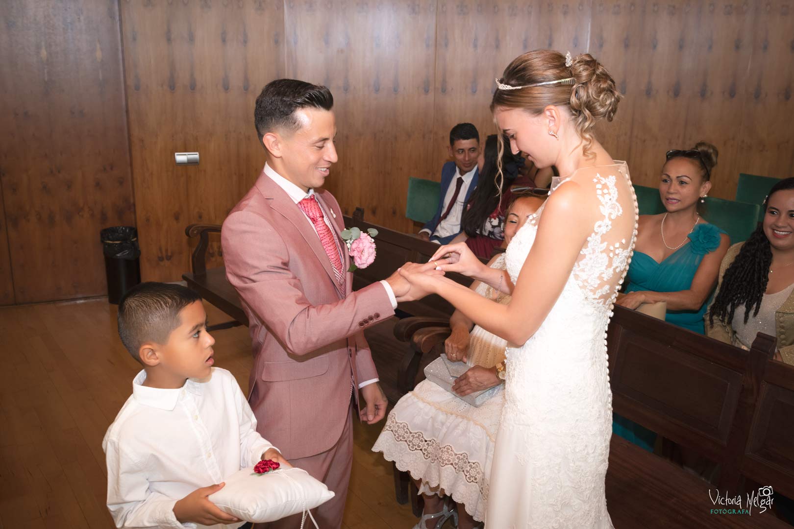 Layla y Lorenzo Boda victoria melgar reportajes de boda en Valladolid